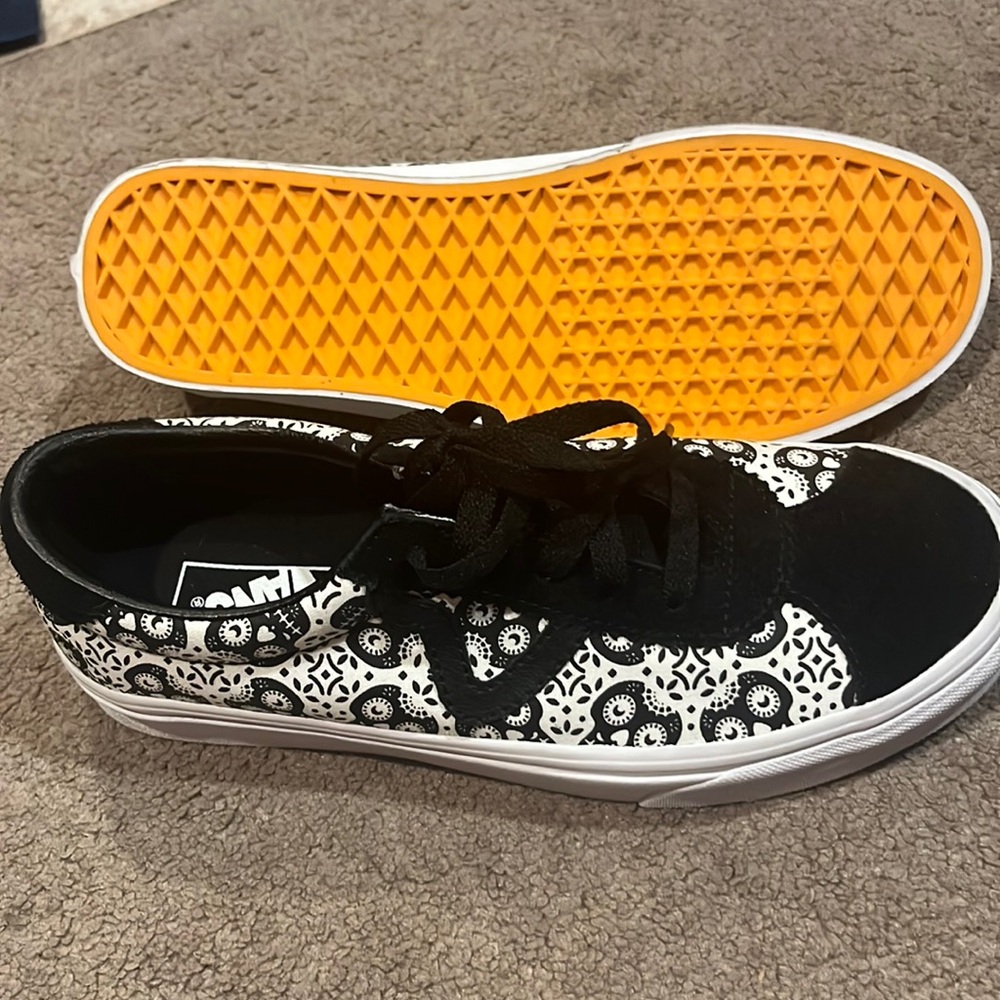 Brand new vans shoes NEVER worn. Size 9 women.